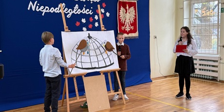 Powiększ grafikę: Uczniowie w sali gimnastycznej  podczas apelu przedstawiają program artystyczny.