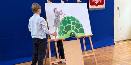 Powiększ grafikę: Uczeń w sali gimnastycznej  podczas apelu przedstawia program artystyczny.