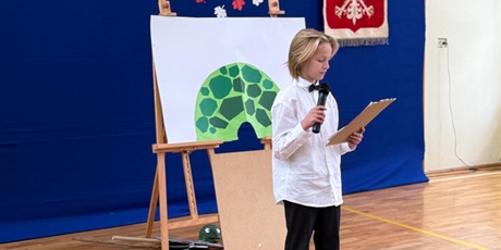 Powiększ grafikę: Uczeń w sali gimnastycznej  podczas apelu przedstawia program artystyczny.