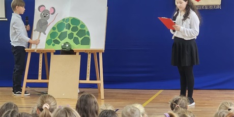 Powiększ grafikę: Uczniowie w sali gimnastycznej  podczas apelu przedstawiają program artystyczny.