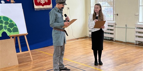 Powiększ grafikę: Uczniowie w sali gimnastycznej  podczas apelu przedstawiają program artystyczny.