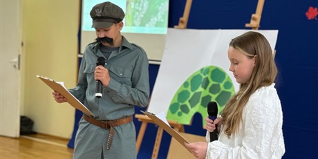 Powiększ grafikę: Uczniowie w sali gimnastycznej  podczas apelu przedstawiają program artystyczny.