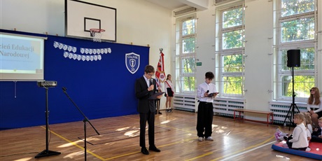 Powiększ grafikę: Uczniowie w sali gimnastycznej  podczas apelu przedstawiają program artystyczny.