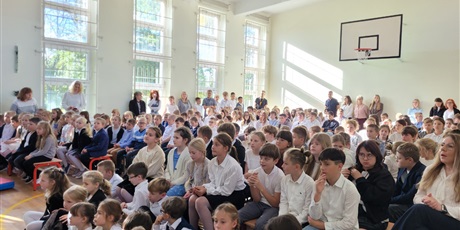 Powiększ grafikę: Uczniowie w sali gimnastycznej podczas apelu.