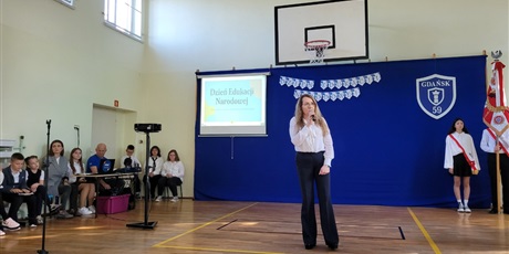 Powiększ grafikę: Pani dyrektor przemawia na apelu  w sali gimnastycznej.