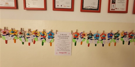 Powiększ grafikę: Dekoracja na korytarzu szkolnym z okazji Święta Edukacji.