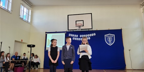 Powiększ grafikę: Uczniowie w sali gimnastycznej  podczas apelu przedstawiają program artystyczny.