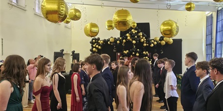 Powiększ grafikę: bal-osmoklasisty-625909.jpg