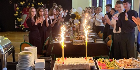 Powiększ grafikę: bal-osmoklasisty-625916.jpg