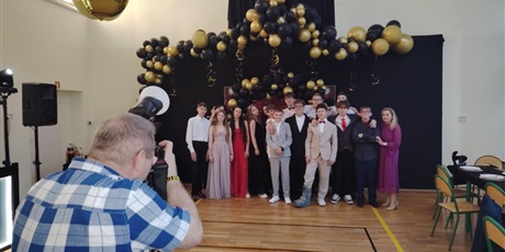 Powiększ grafikę: bal-osmoklasisty-625920.jpg
