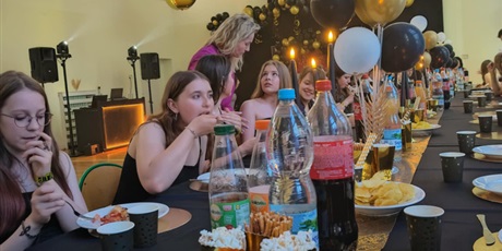 Powiększ grafikę: bal-osmoklasisty-625921.jpg