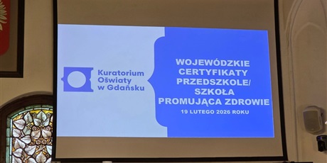 Powiększ grafikę: Tablica z informacją "Wojewódzkie Certyfikaty Przedszkole/Szkoła Promująca Zdrowie".
