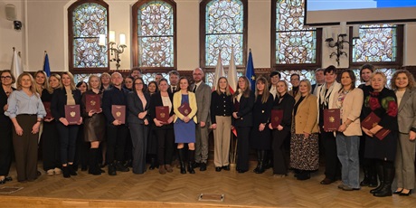 Powiększ grafikę: Zbiorowe zdjęcie uczestników spotkania podczas wręczania certyfikatów.