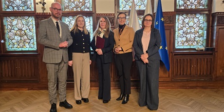 Powiększ grafikę: Uczestnicy spotkania podczas wręczania certyfikatów (przedstawicielki naszej szkoły).