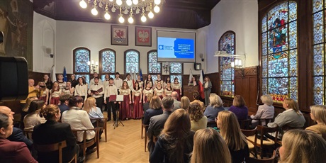 Powiększ grafikę: Występ artystyczny podczas wręczania certyfikatów.