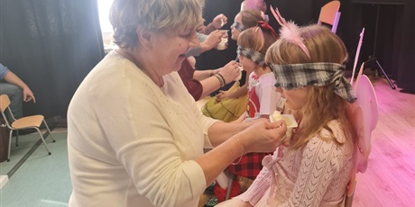 Powiększ grafikę: Uczniowie i babcie Podczas wykonywania zadań w sali lekcyjnej.