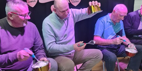 Powiększ grafikę: Dziadkowie podczas wykonywania zadania w sali lekcyjnej.