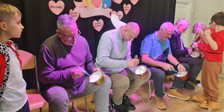 Powiększ grafikę: Uczniowie i dziadkowie podczas wykonywania zadania w sali lekcyjnej.