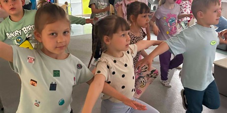 Powiększ grafikę: Uczniowie podczas zabawy na korytarzu szkolnym.