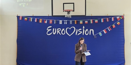 Powiększ grafikę: Nauczycielka - organizator Eurovision szkolnego w sali gimnastycznej.