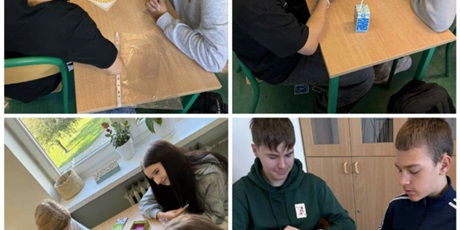 Powiększ grafikę: Uczniowie w sali lekcyjnej  grają w gry planszowe.