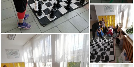 Powiększ grafikę: Uczniowie na korytarzu szkolnym grają w szachy.