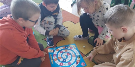 Powiększ grafikę: Uczniowie w sali lekcyjnej grają w gry planszowe.