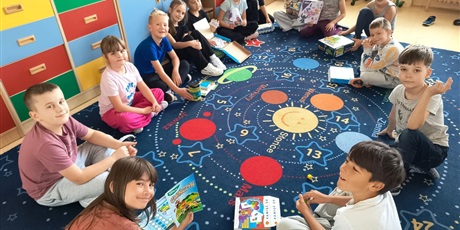 Powiększ grafikę: Uczniowie w sali lekcyjnej grają w gry planszowe.