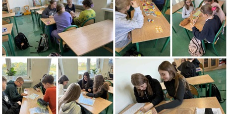 Powiększ grafikę: Uczniowie w sali lekcyjnej grają w gry planszowe.