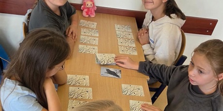 Powiększ grafikę: Uczniowie w sali lekcyjnej grają w gry planszowe