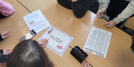 Powiększ grafikę: Uczniowie w trakcie wykonywania zadań w sali lekcyjnej.