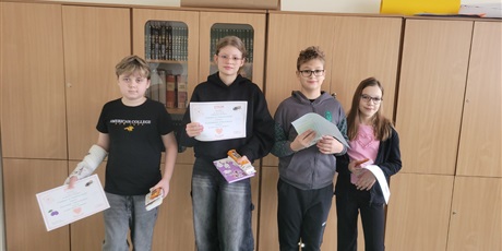 Powiększ grafikę: Zbiorowe zdjęcie uczniów z nagrodami.