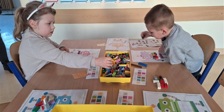 Powiększ grafikę: Dzieci wykonują zadanie plastyczne w sali lekcyjnej.