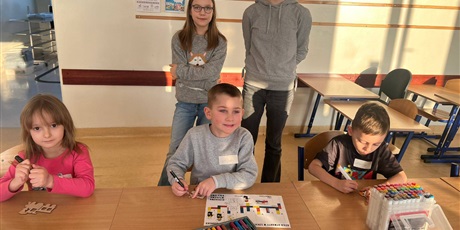 Powiększ grafikę: Uczniowie podczas wykonywania zadania plastycznego w sali lekcyjnej.