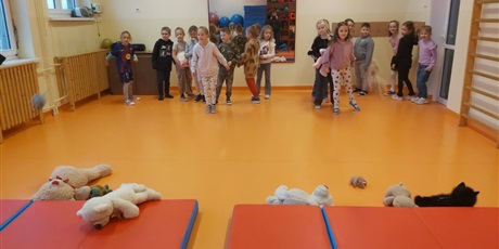 Powiększ grafikę: Uczniowie w sali lekcyjnej podczas zabawy z pluszakami.