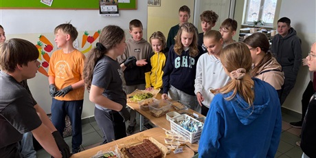 Powiększ grafikę: Uczniowie podczas kiermaszu żywności na korytarzu szkolnym.