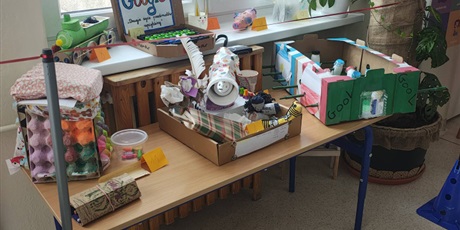 Powiększ grafikę: Ekspozycja przedmiotów wykonanych na konkurs na korytarzu szkolnym.