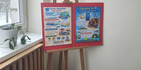 Powiększ grafikę: Plansze z informacjami dotyczącymi edukacji globalnej na korytarzu szkolnym.