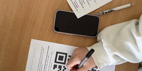 Powiększ grafikę: Uczniowie rozwiązują rebusy i zagadki  w sali lekcyjnej.