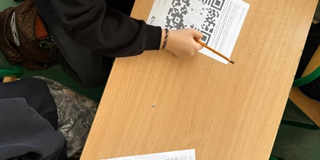 Powiększ grafikę: Uczniowie rozwiązują rebusy i zagadki  w sali lekcyjnej.