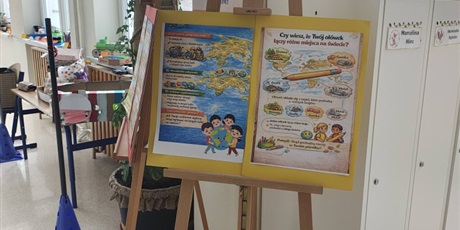 Powiększ grafikę: Plansze z informacjami dotyczącymi edukacji globalnej na korytarzu szkolnym.