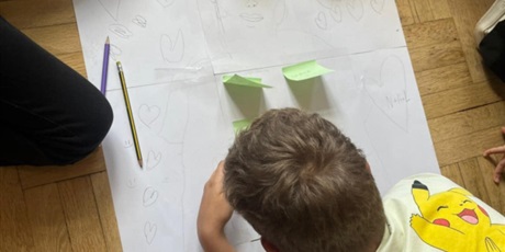 Powiększ grafikę: Uczniowie w sali lekcyjnej, wykonują zadania.