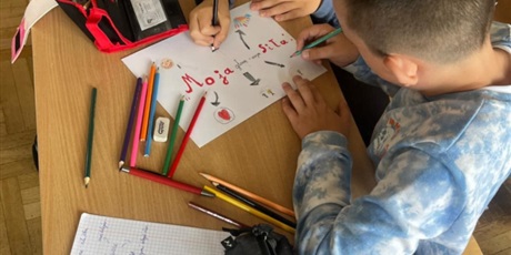 Powiększ grafikę: Uczniowie w sali lekcyjnej, wykonują zadania.