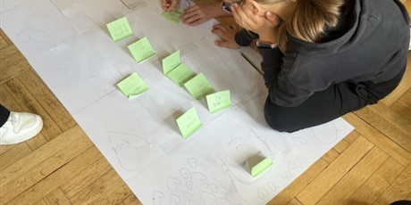 Powiększ grafikę: Uczniowie w sali lekcyjnej, wykonują zadania.