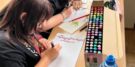 Powiększ grafikę: Uczniowie w sali lekcyjnej, wykonują zadania.