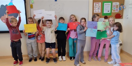 Powiększ grafikę: Zbiorowe zdjęcie uczniów w sali  lekcyjnej. Uczniowie demonstrują wykonane plakaty.