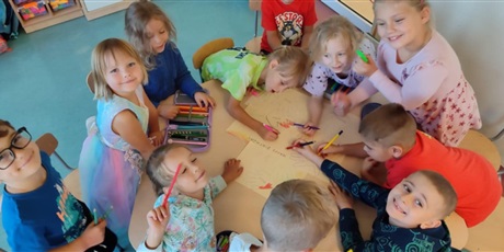 Powiększ grafikę: Uczniowie w sali lekcyjnej wykonują plakaty.