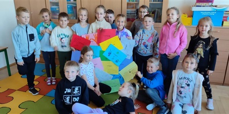 Powiększ grafikę: Zbiorowe zdjęcie uczniów w sali  lekcyjnej. Uczniowie demonstrują wykonane plakaty.