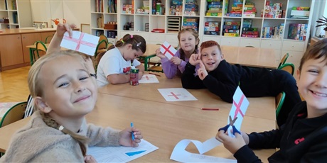 Powiększ grafikę: Uczniowie przygotowują plakaty, flagi.