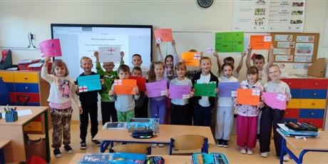 Powiększ grafikę: Zbiorowe zdjęcie uczniów w sali  lekcyjnej. Uczniowie demonstrują wykonane plakaty.